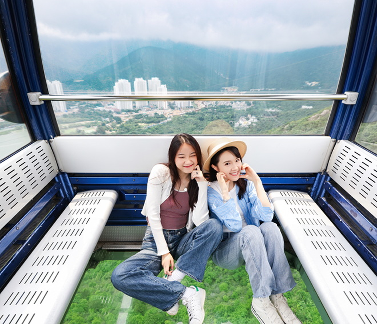 纜車車廂內欣賞東涌市景